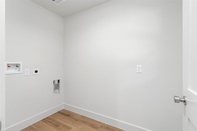Building Photo - 9606 Pine Lake Dr
