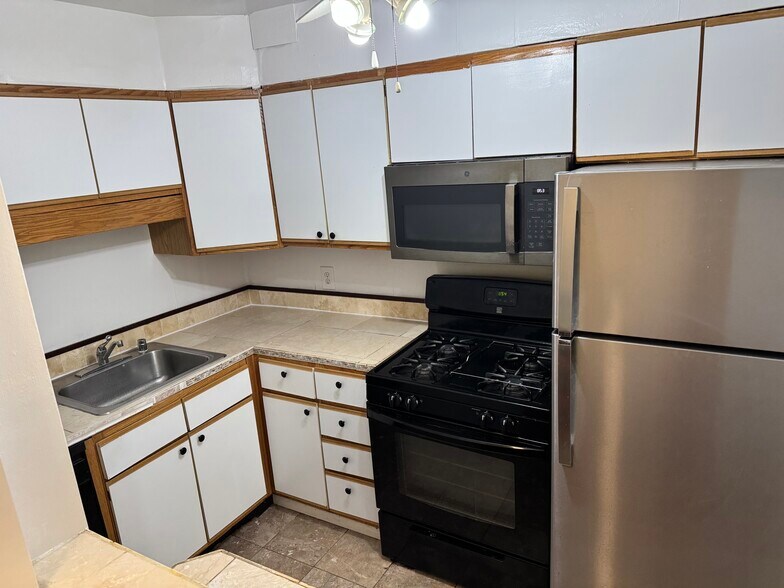 Building Photo - 7420 Lakeview Dr