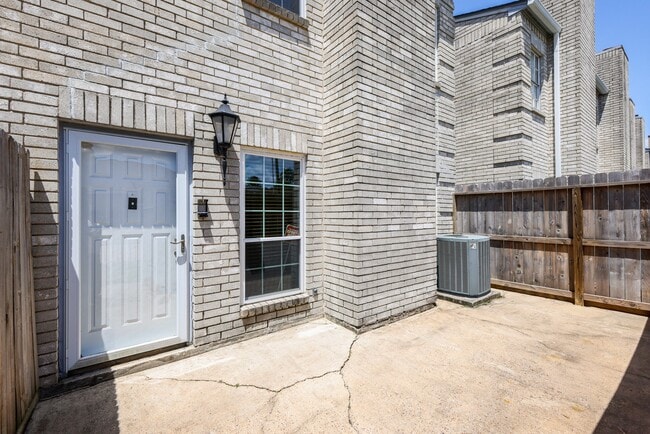 Building Photo - 17441 Red Oak Dr