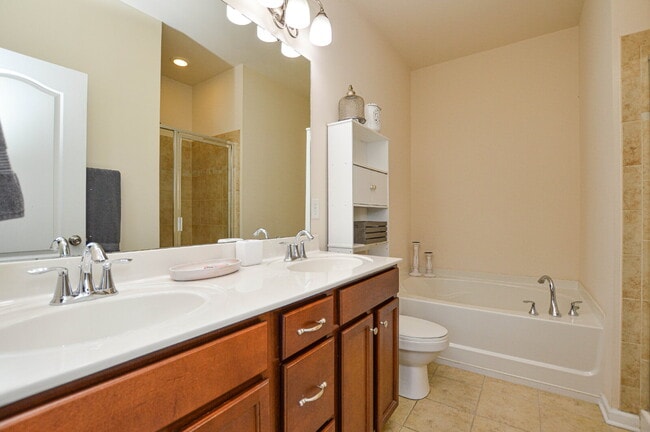 Building Photo - "Charming 3-Bedroom Townhouse in Indian La...