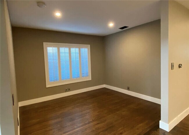 Building Photo - 349 Norumbega Dr