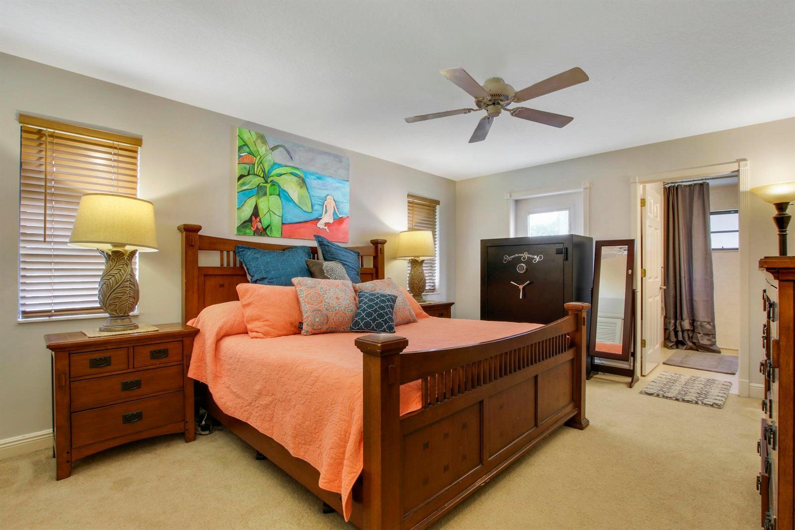 Building Photo - 2046 Cove Ln