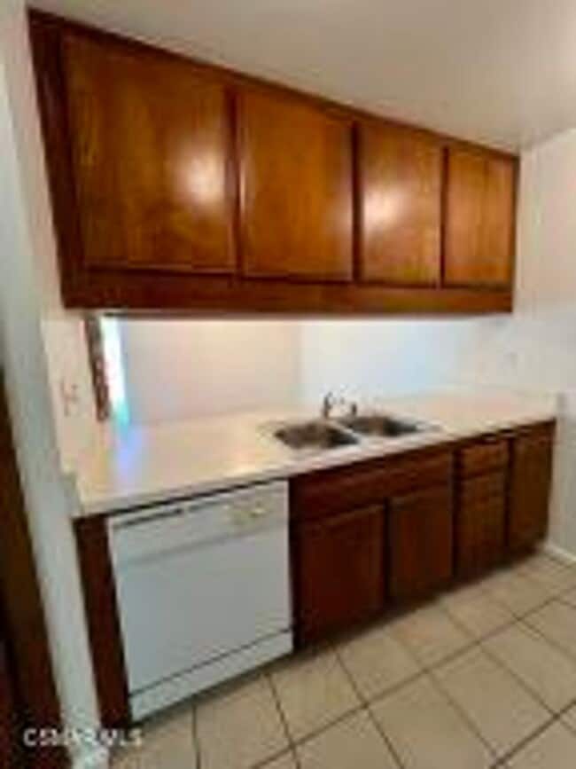 Building Photo - Charming single-story, end-unit condo loca...