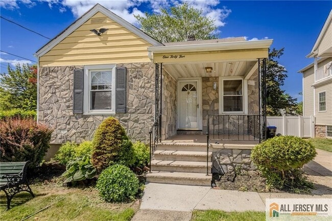Primary Photo - 145 Willow St