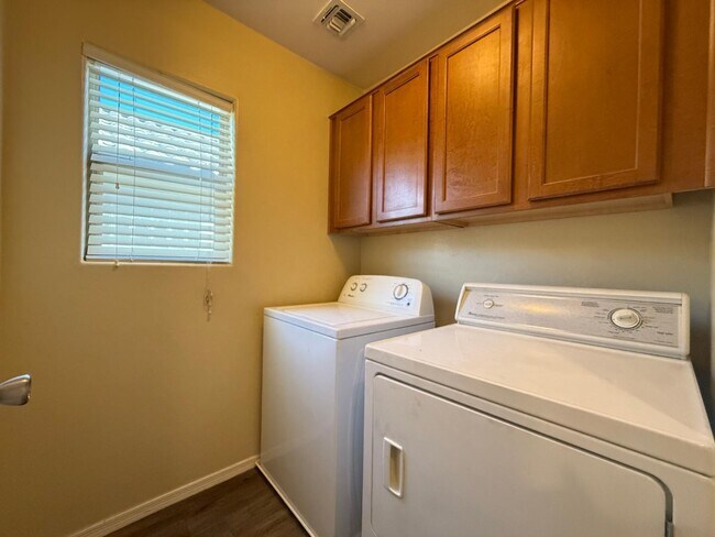 Building Photo - 1727 E Joseph Way