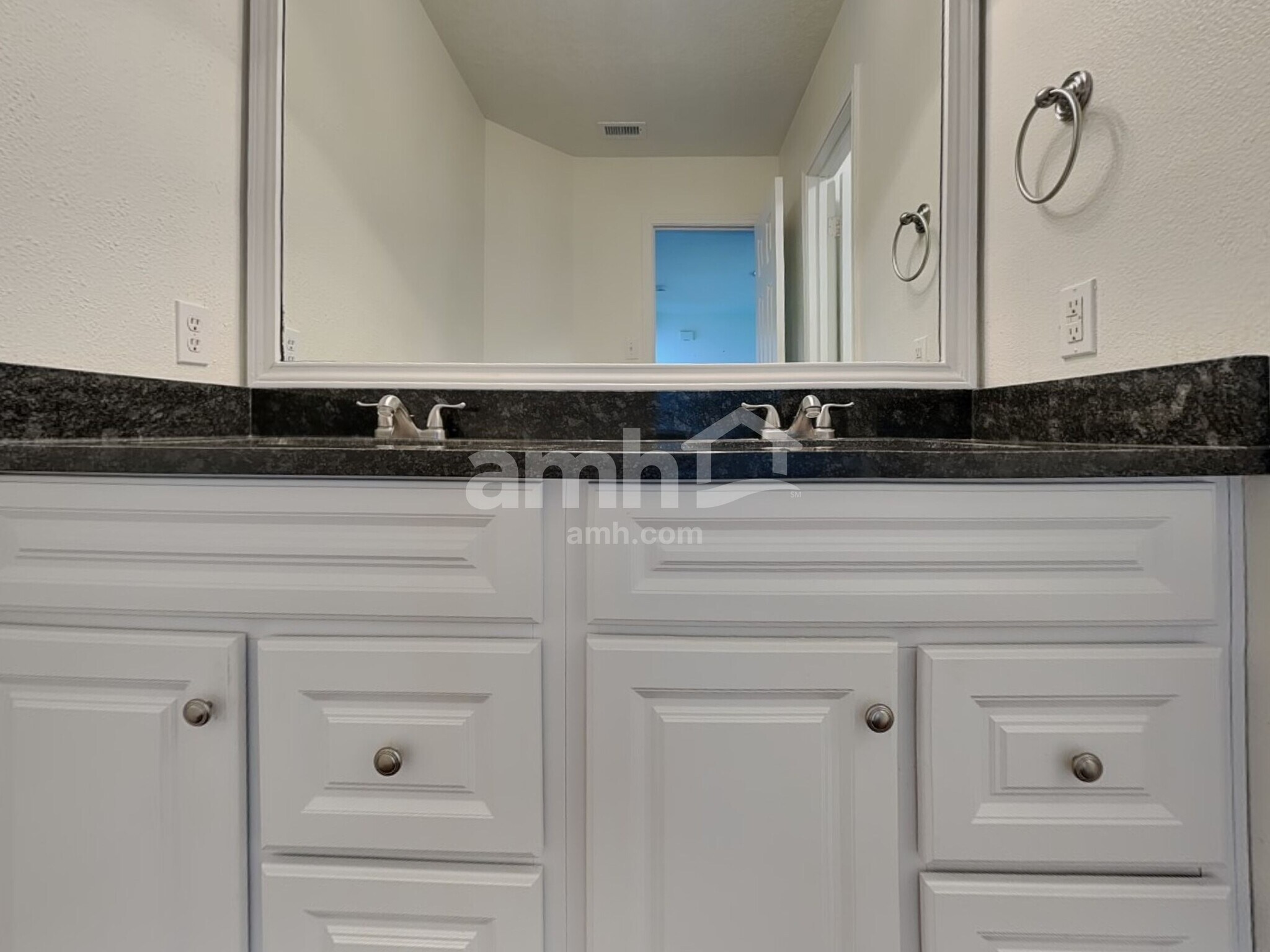 Building Photo - 16973 Scenic Knoll