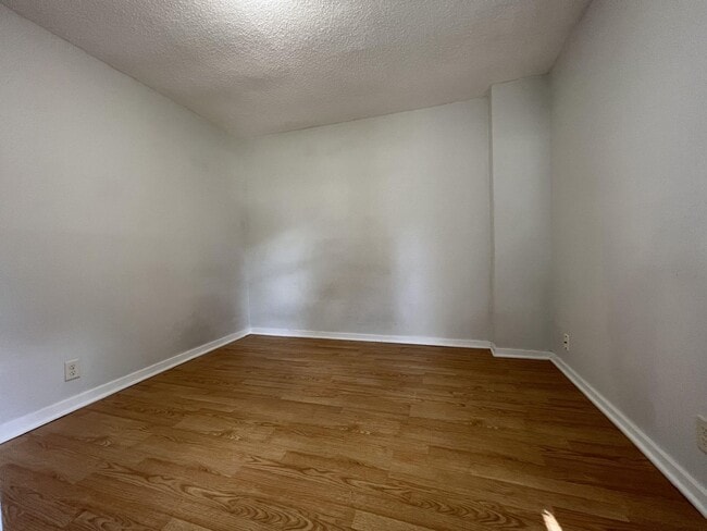 Building Photo - 613 N Dewey St