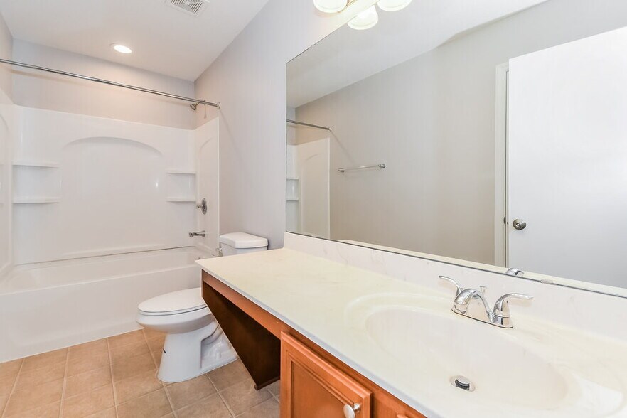 Building Photo - 6055 Bartram Village Dr