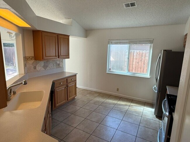 Building Photo - 512 Toyon Pl