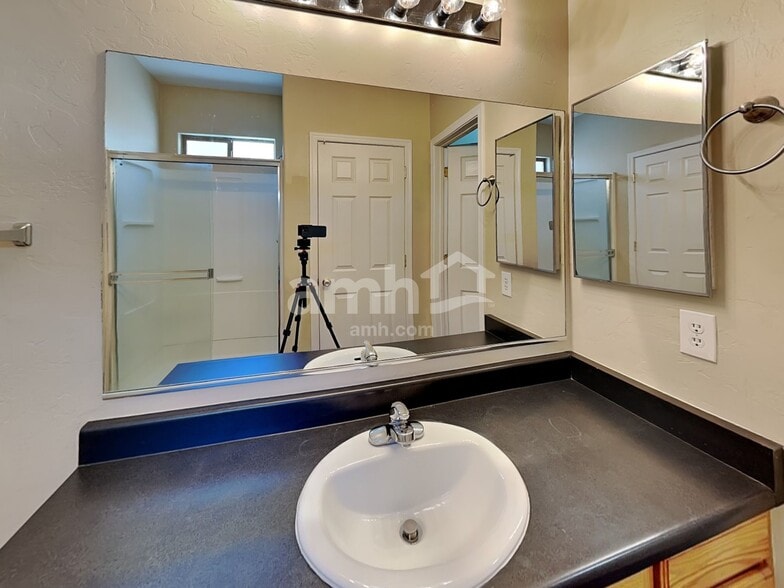 Building Photo - 6653 S Stratosphere Ln