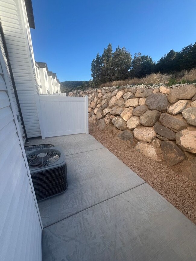 Building Photo - Beautiful spacious 3 bedroom, 2.5 bathroom house located in Cedar City!