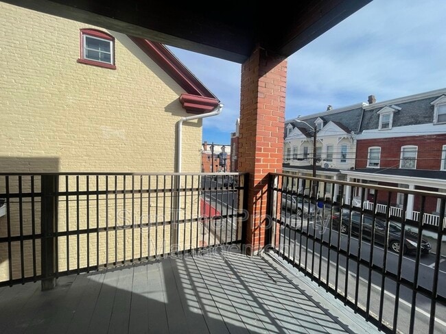 Building Photo - 113 S Mulberry St