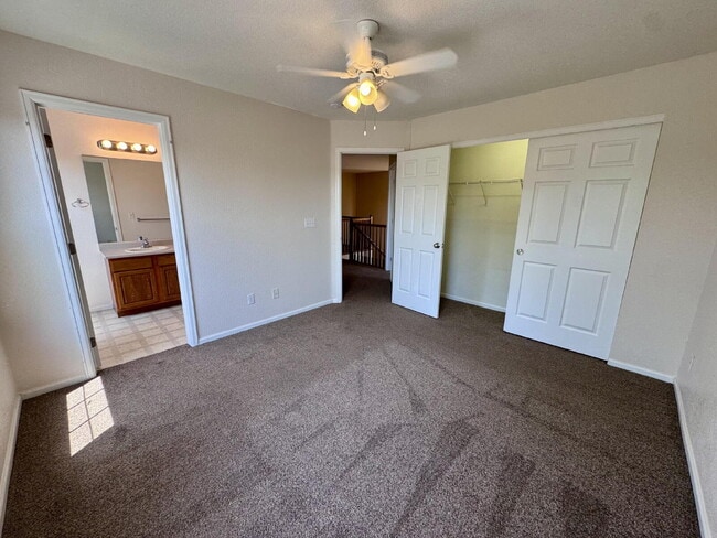 Building Photo - 7031 S Oak Hill Cir