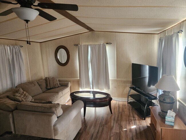 Building Photo - 2121 New Tampa Hwy