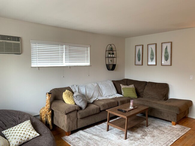 Building Photo - 2 BR IN HYDE PARK WITH OFF STREET PARKING