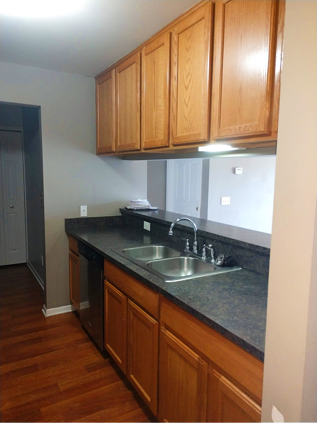 Building Photo - Upper Condo in Woodside Meadows