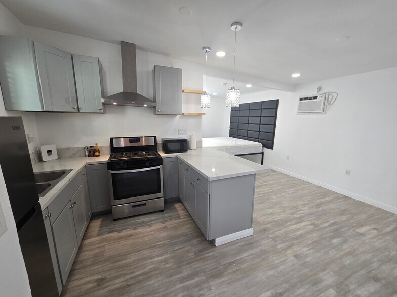 Building Photo - 1943 Claudina Ave