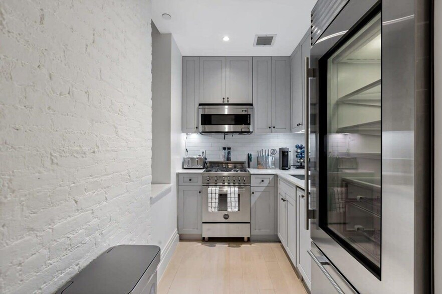 Building Photo - 43 W 27th St