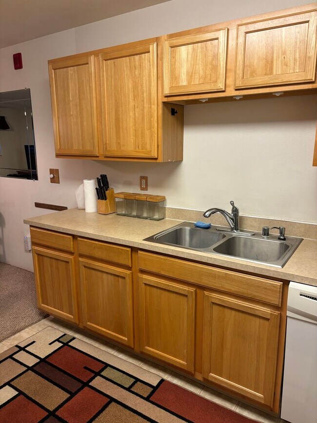 Building Photo - Move-In Ready 2BR/2BA Condo – Fully Furnished, AC, Washer/Dryer, Parking