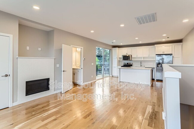 Building Photo - 1030 N Ainsworth St