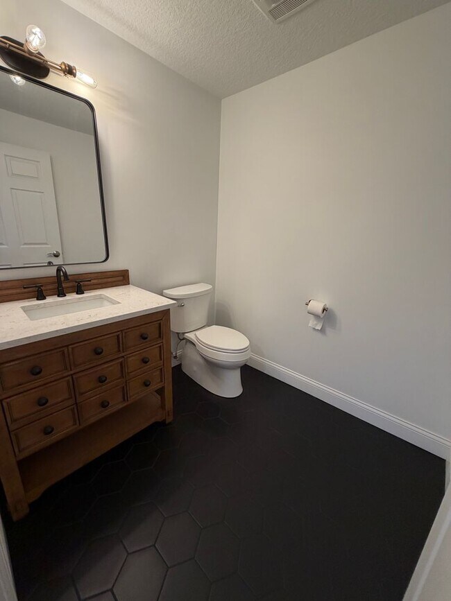 Building Photo - 4 BED 3 1/2 BATH HOUSE