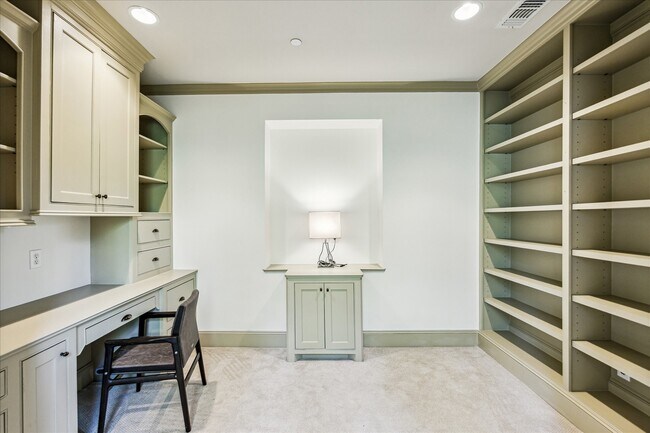 Building Photo - 4800 Palm St