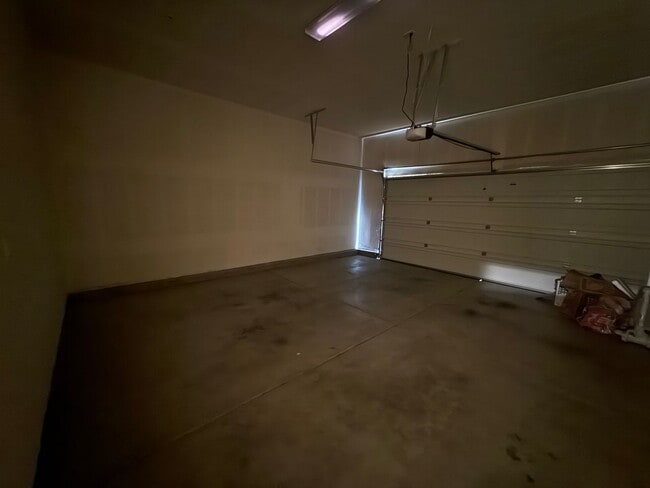 Building Photo - Spacious 3 bed 2.5 bath available in North...