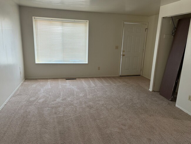 Building Photo - Three Bedroom/One Bath Home In Huber Heights Located On Quiet Cul-de-sac