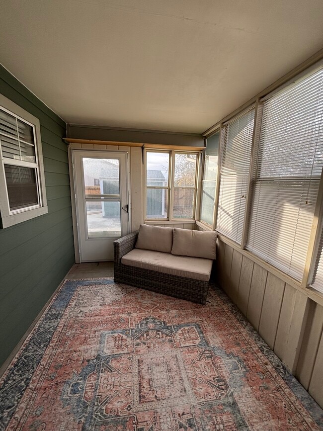 Building Photo - Green House