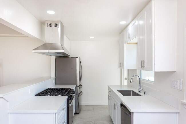 Building Photo - 303 S Sunshine Ave
