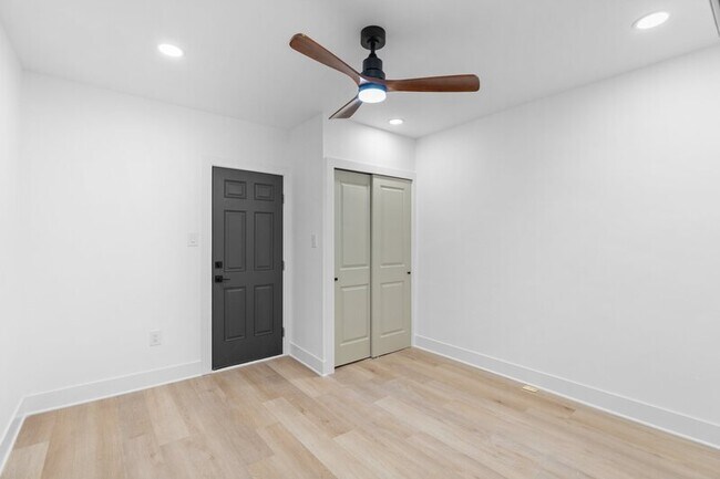 Building Photo - 6049 Elmwood Ave