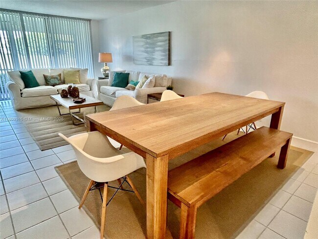 Building Photo - 2701 S Palm Aire Dr