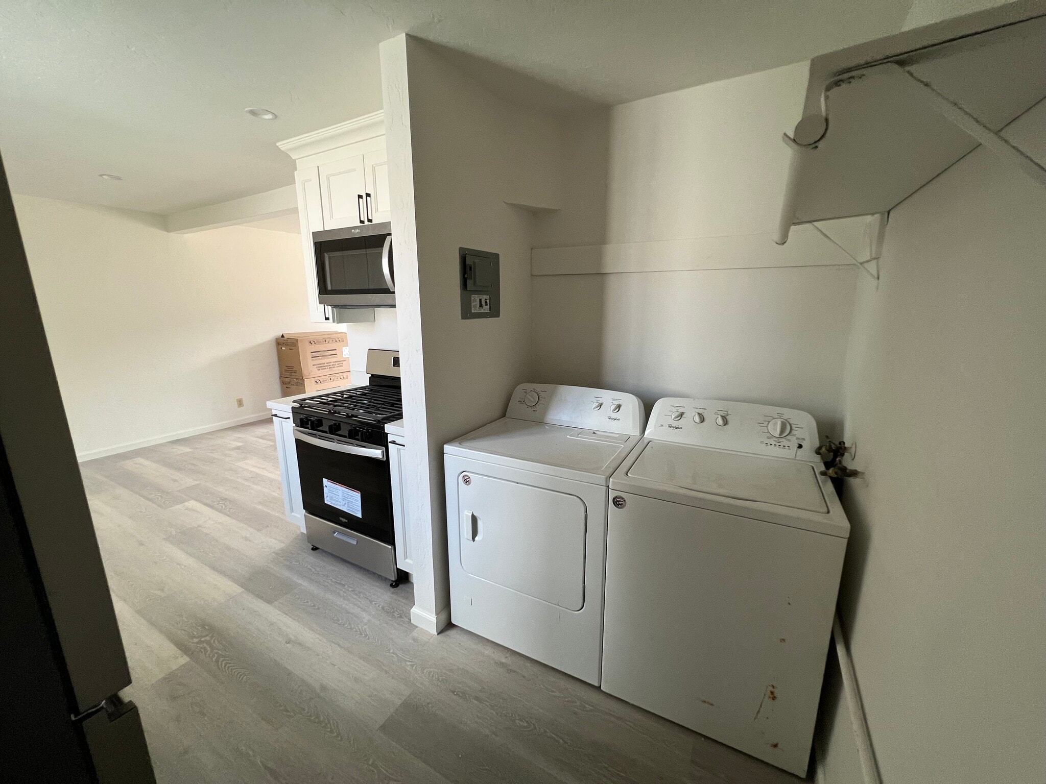 Washer-dryer - 703 Buchanan St