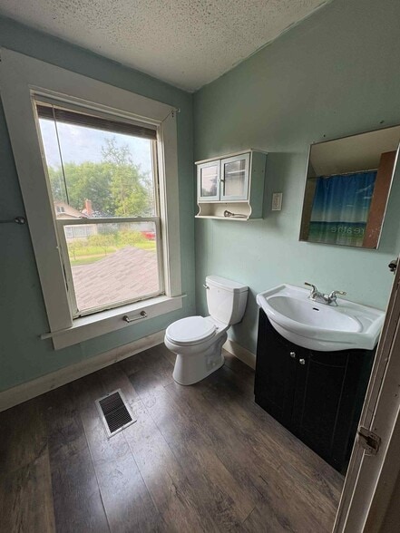 Building Photo - 945 W 9th St