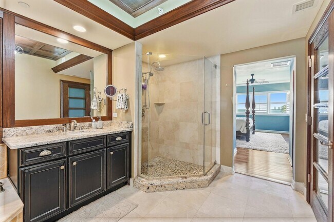 Building Photo - 2650 Lake Shore Dr