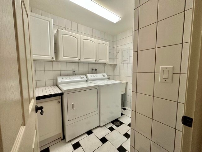 Building Photo - 12930 N Colony Dr