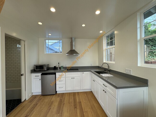 Building Photo - CHARMING 2 BEDROOM /1 BATHROOM HOME W/LOTS...