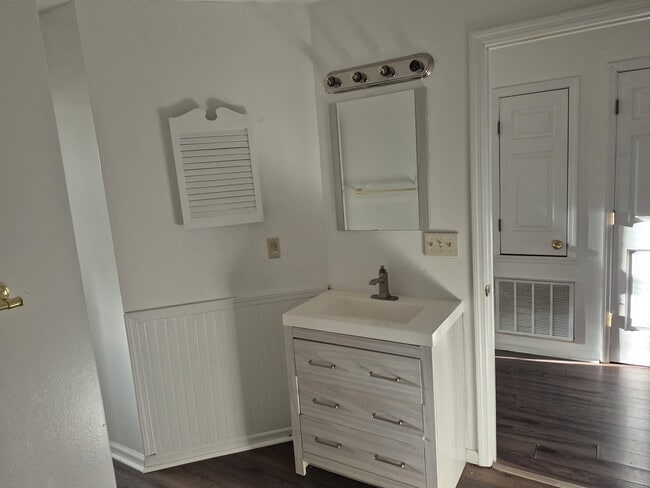 Building Photo - 1004 Brookhollow Dr