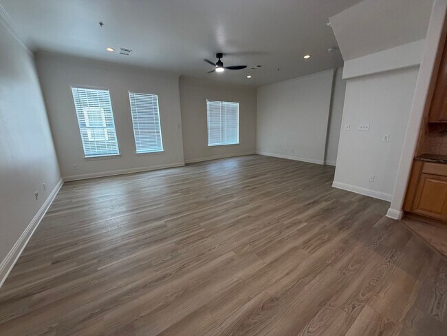 Building Photo - 2320 Stutz Dr