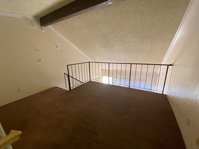 Building Photo - spacious one bedroom loft in Hanford