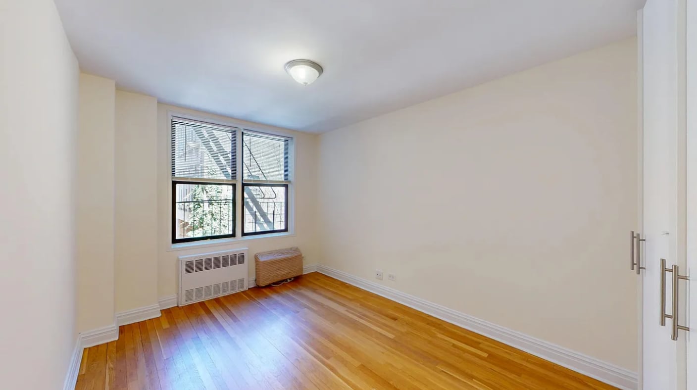Building Photo - 325 W 13th St