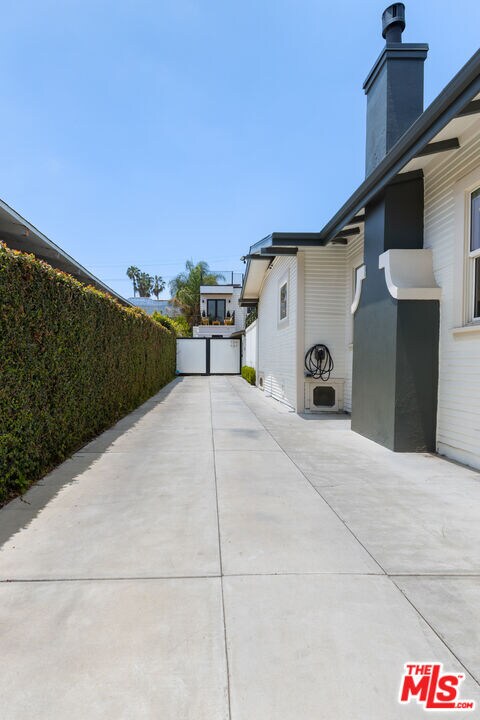 Building Photo - 725 N Harvard Blvd