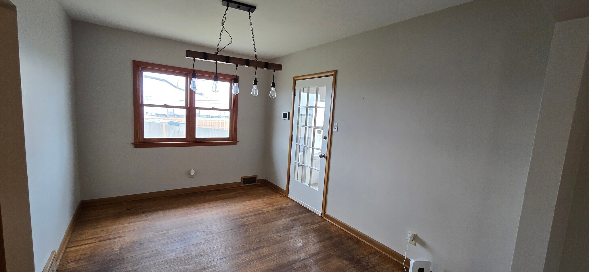 Building Photo - 2027 Glenbrook Dr