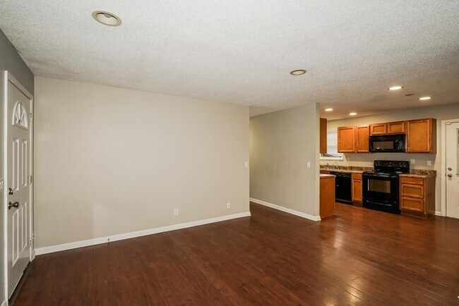 Building Photo - Spacious 4-Bedroom Home in Clarksville, TN