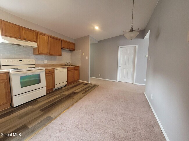 Building Photo - 68 Morris St