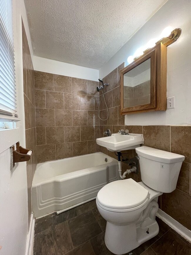 Building Photo - 3 Bedroom 1 Bathroom house