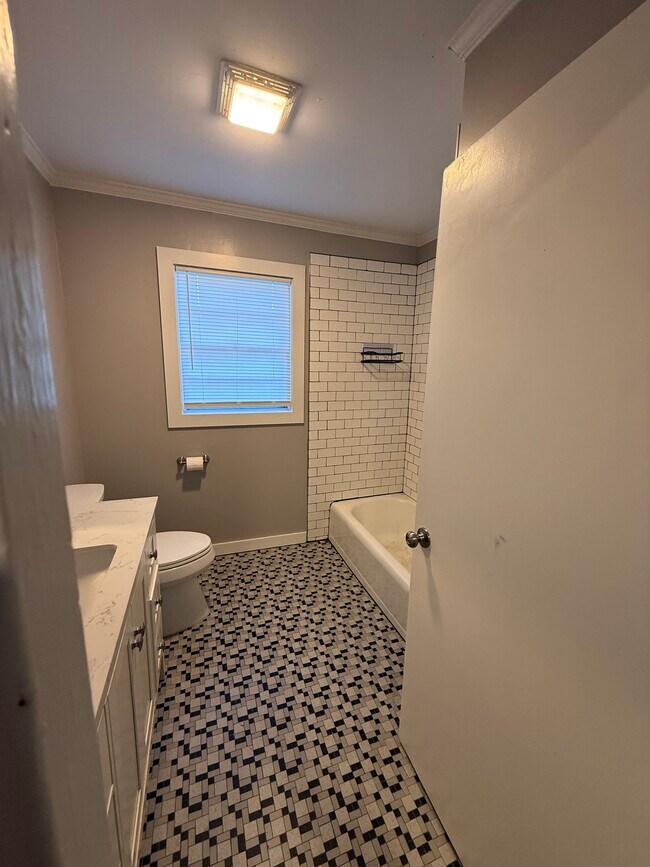 Building Photo - 404 Holly St