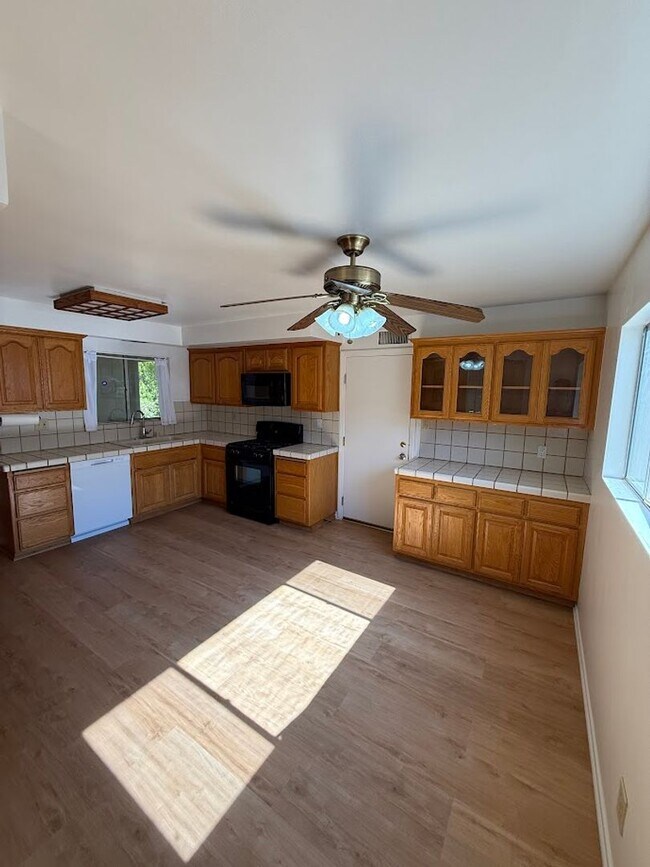 Building Photo - Beautiful 3 Bedroom, 2 Bathroom North Hill...