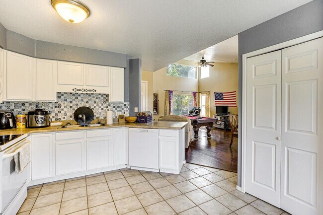 Building Photo - 367 N Lake Ct