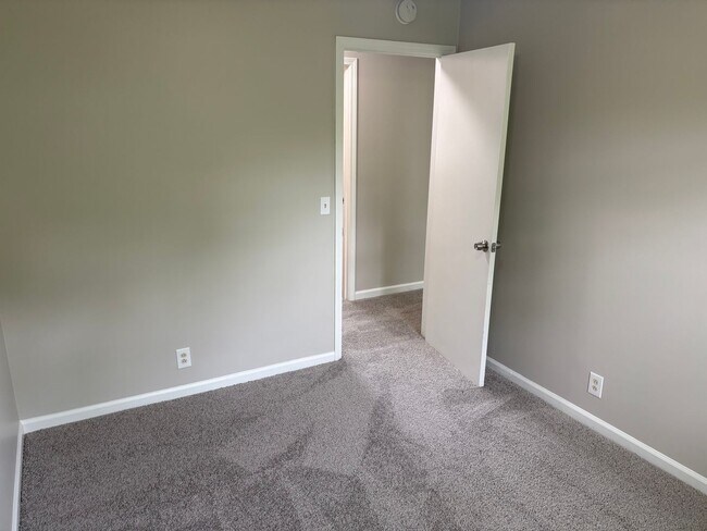 Building Photo - 3 bed 1 bath unit in duplex